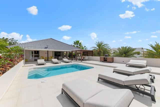 Luxe Family Villa with Pool & Gym in Vista Royal Jan Thiel