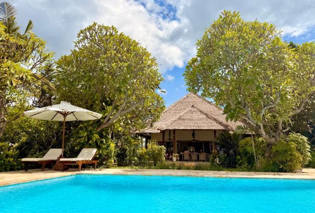 Beachfront Villa Mawar with Private Pool and Sunset View