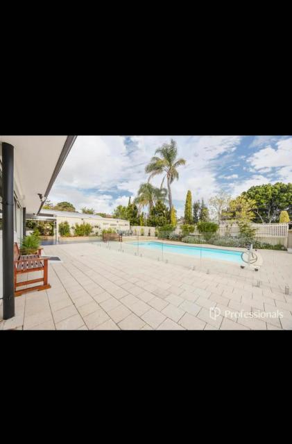 Swimming pool Mangaroo full house