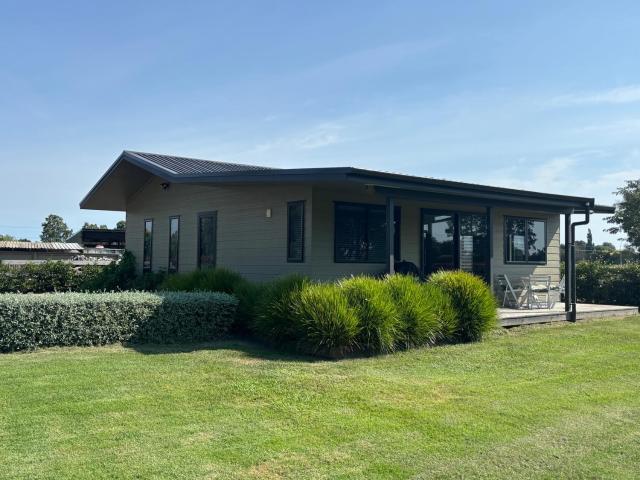 Country Cottage Centrally Located