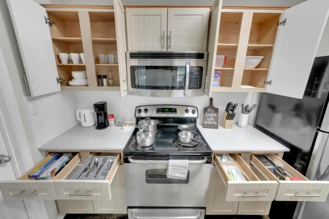 Serene 1BD Retreat - Pool, Gym & Free Parking!