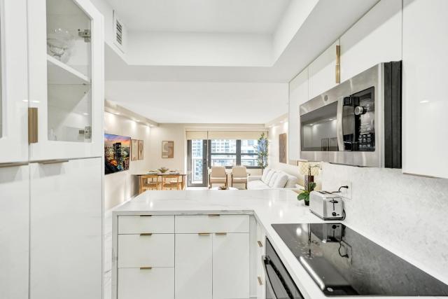 Luxury Oceanview Beachfront Condo Grand Balcony 1403