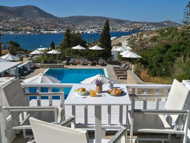 Akrotiri Hotel