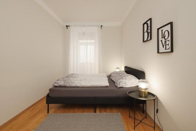 Crown apartments! Chic Black-and-White Home by Naschmarkt