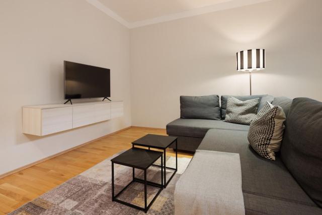 Crown apartments! Chic Black-and-White Home by Naschmarkt