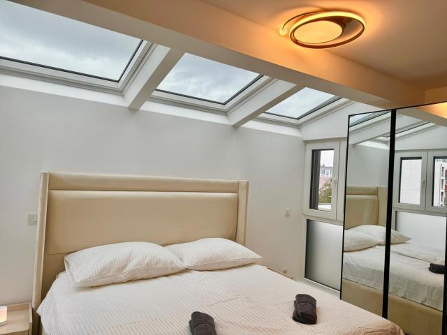 Luxury Rooftop Apartment with Balcony - 15 min to Center