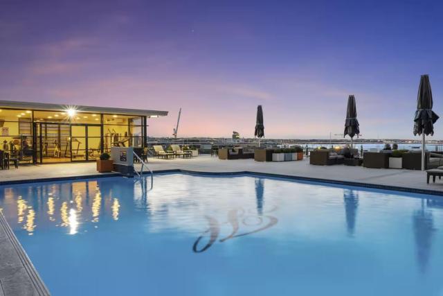 Spacious 2BR in CBD Pool Gym Parking Zodiak Stays