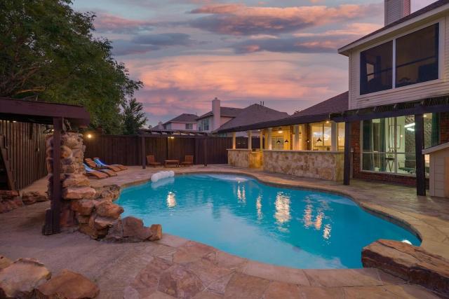 Prestigious 5BR 3B Home with Pool Sauna Game Room & Bar
