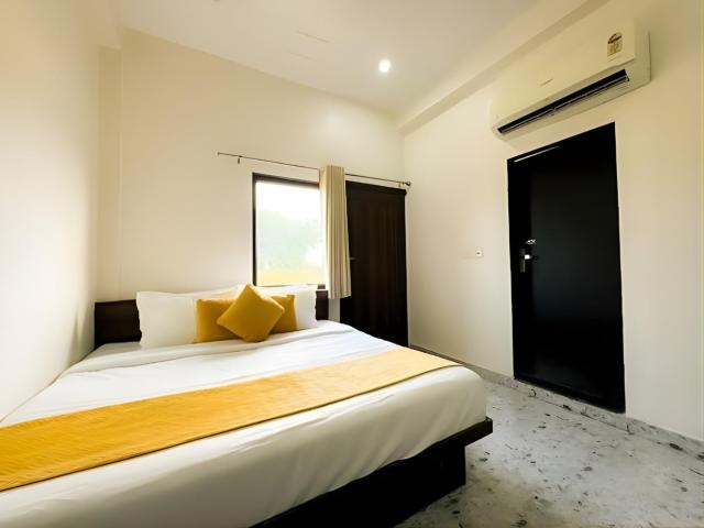Hotel Vrinda Sarovar 800 m from mathura junction