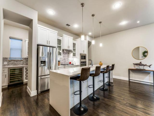 Cozy 3BR Luxury Townhome Near Uptown Skyline WFH Friendly