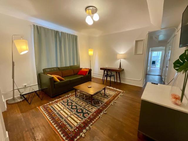 Easy World Cup Access, HUGE 2BR, Walkable to Restaurants and Bars!