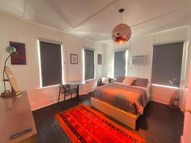 Cozy Escape - Easy World Cup Access, Walk to Restaurants and Bars!