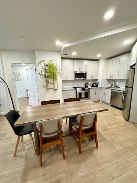 Peaceful Quiet Spacious New Modern Penthouse 3-Bedroom Apartment with a Balcony