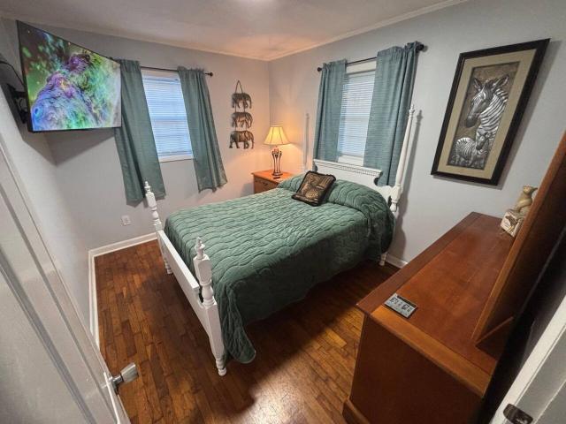 Quiet in Town - 2 beds, Large TVs, Big Parking , Nintendo & EV Ready