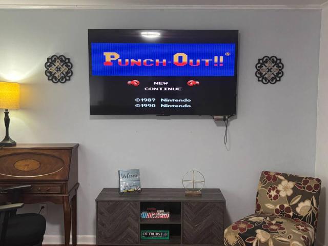 Quiet in Town - 2 beds, Large TVs, Big Parking , Nintendo & EV Ready