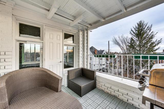 4 Mi to Market Square: Bright Apt w/ Balconies