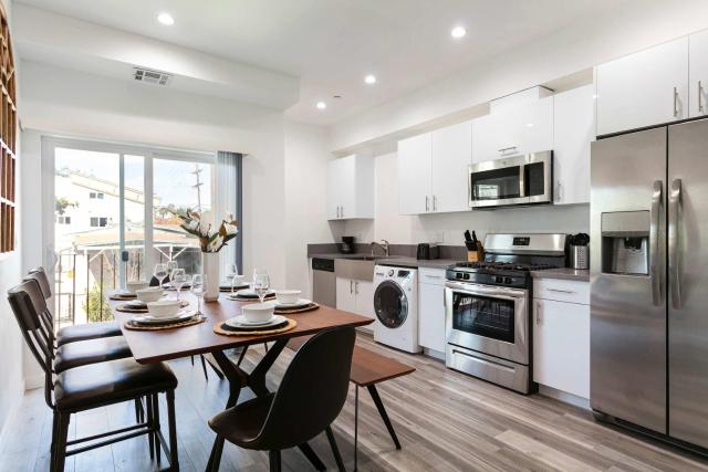 Upscale 4BR Townhouse Sleeps 8 with Fast WiFi