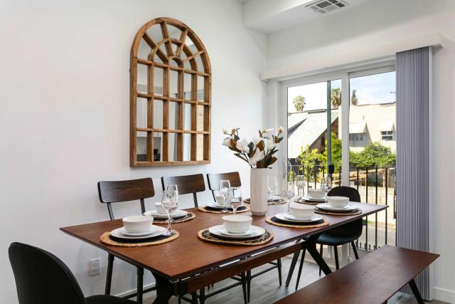 Upscale 4BR Townhouse Sleeps 8 with Fast WiFi