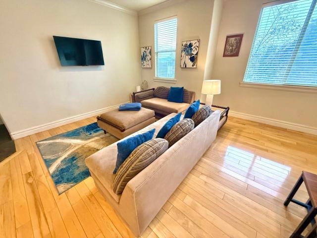 Spacious Townhome Near Downtown