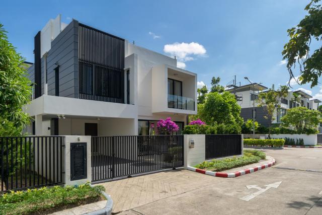 Lux Laguna Park 5 bedroom rooftop pool