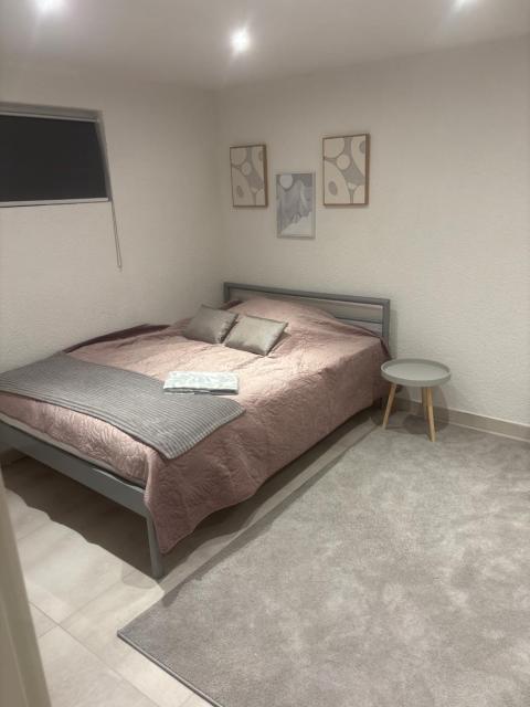gemütliche Kellerwohnung, eigenes Bad & Küche