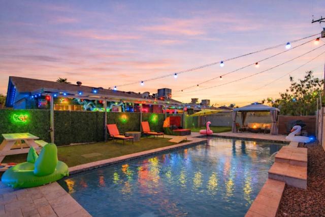 Minutes to Old Town & Stadium, Pool, Sauna, Gazebo, Hot Tub, Fire Pit, Sleeps 14
