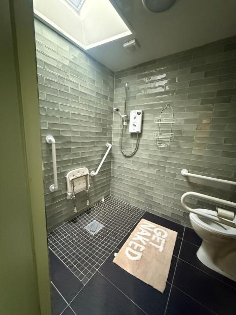 Large cosy home with garden, excellent location!