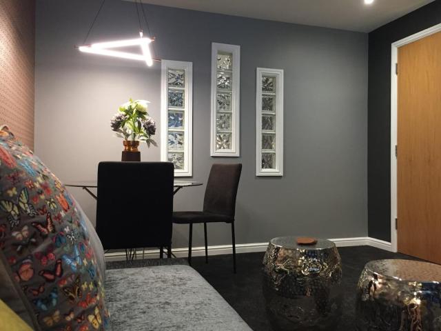 Luxury boutique flat, sleeps 4 wfree parking