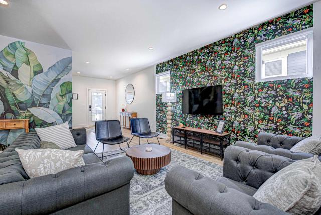 Stylish Getaway with Hot Tub-Near Downtown Indy-Family Friendly