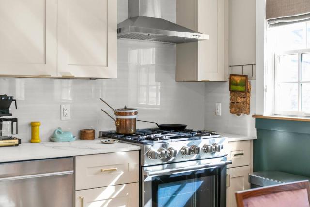 Modern Design - Walk to Galleries + Beach + Dining