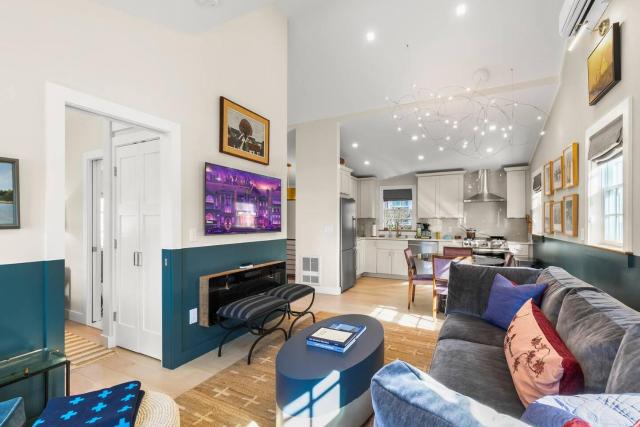 Modern Design - Walk to Galleries + Beach + Dining