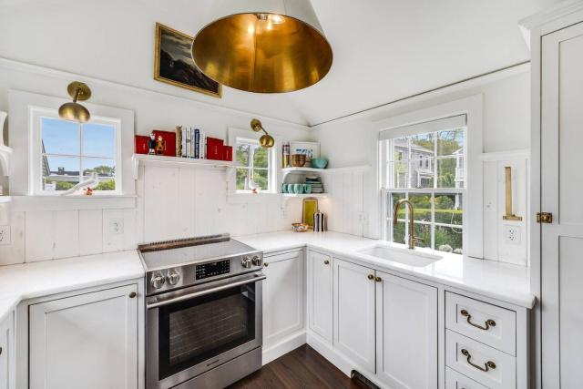 *NEW* Classic Beach Cottage, Parking, West End