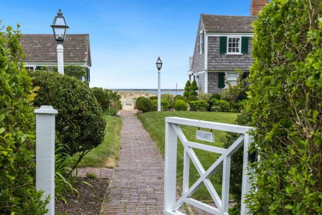 *NEW* Classic Beach Cottage, Parking, West End