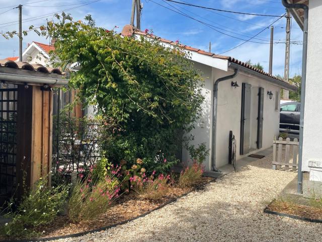 Beau studio calme, indépendant avec terrasse