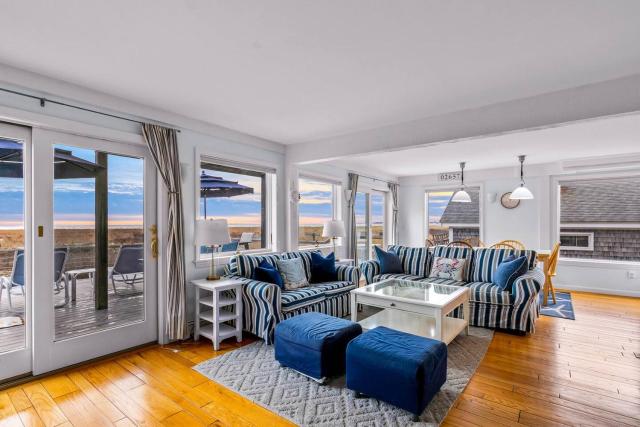 Spacious Waterfront Home - Private Deck, Beach