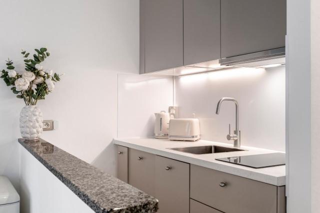 AZUR Apartment - Quiet City Center Location by the Sea