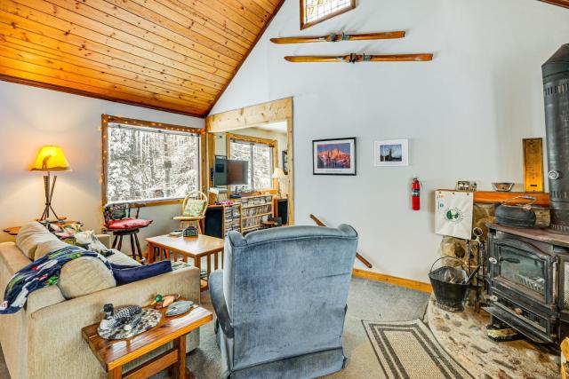 4 Mi to Ski Brule: Cozy Cabin w/ Screened-In Porch