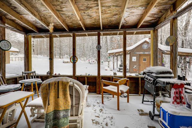 4 Mi to Ski Brule: Cozy Cabin w/ Screened-In Porch