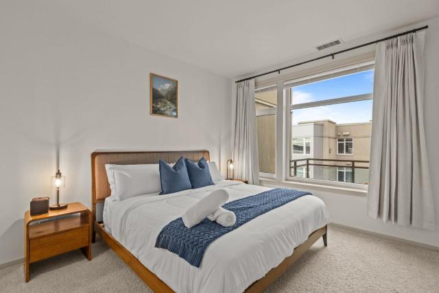 Seattle Waterfront Condo, Free Parking, Gym, Hot Tub, Steps to Pike Place