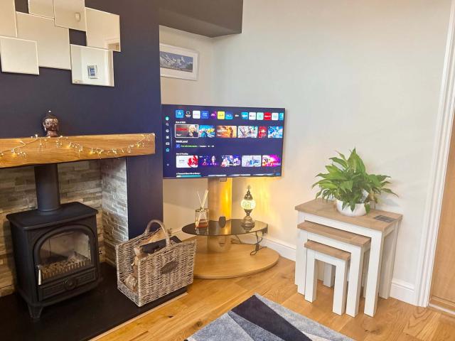 Beautiful 2-Bed Solihull Stay Comfort for up to 5
