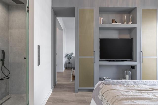 50 Shades of Athens, Kingsize Suite with Jacuzzi!
