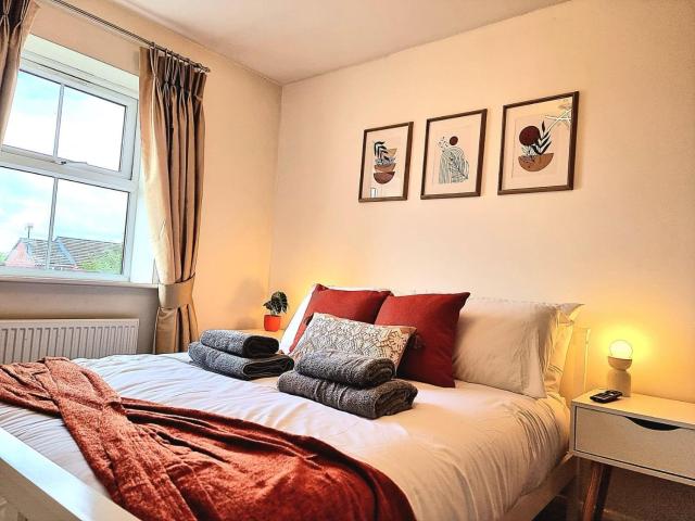 Spacious 4 Bed Family Home with Private Garden & Free Parking - Hamilton