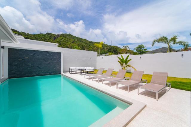 See 4 - 3BR Private Pool Villa 900 m Silver Beach by MO Estate