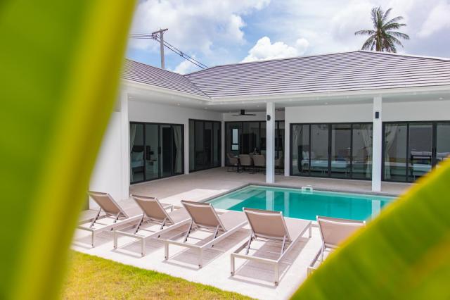 See 4 - 3BR Private Pool Villa 900 m Silver Beach by MO Estate