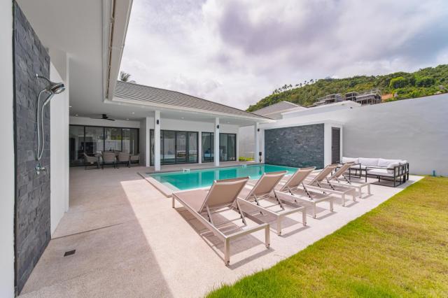 See 4 - 3BR Private Pool Villa 900 m Silver Beach by MO Estate