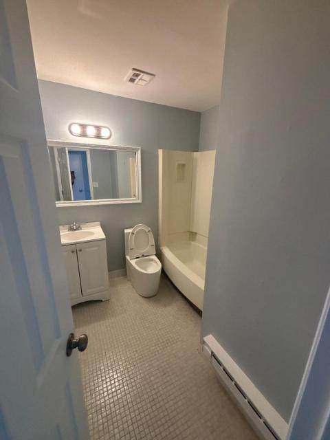 Cozy 2BR Home, quiet Coram Neighbourhood