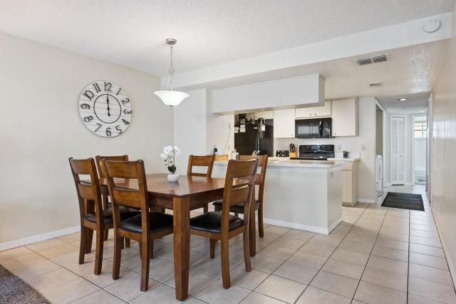 Near Disney! Pool and Hot Tub with Free Parking