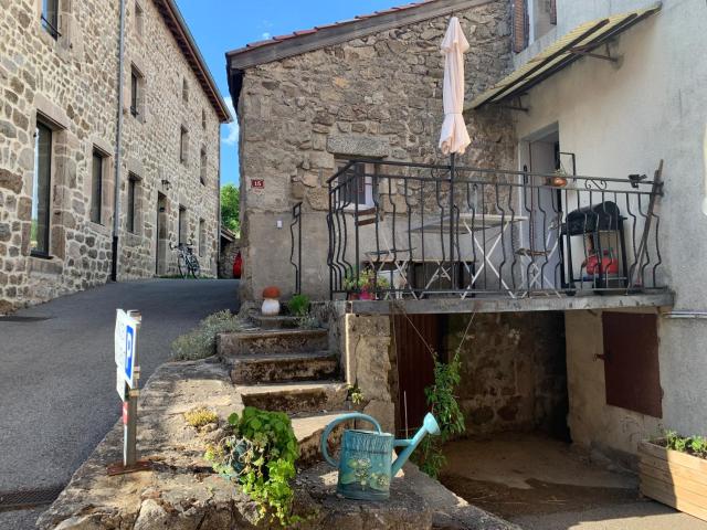 Maisonnette ardéchoise au centre du village