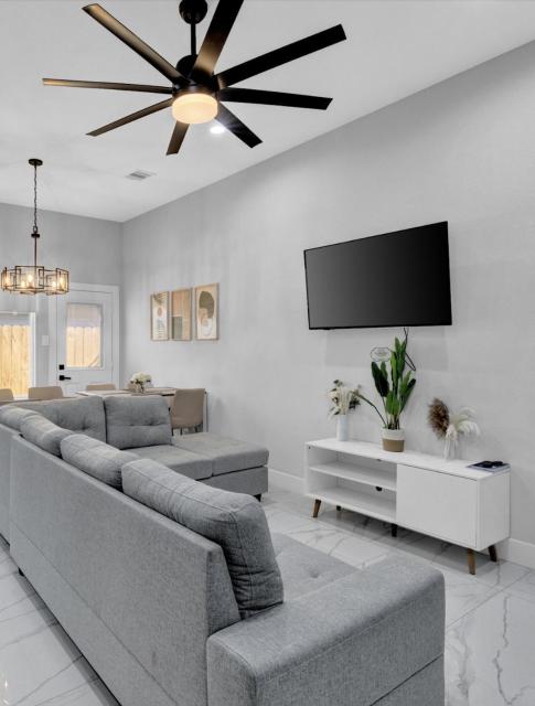 10 Mins from NRG 3BR 3BA