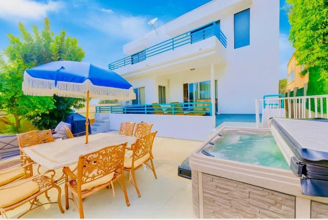 6BR5BA Hot Tub Steps to Beach Parking Pet Friendly